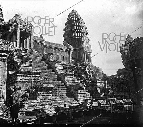 Angkor Vat (Cambodge). Escalier du temple central (art khmer du XIIème siècle), au début du XXème siècle.