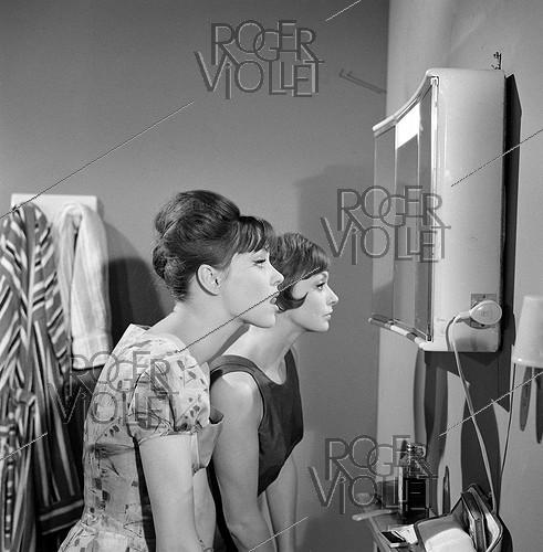Anna Karina (1949-2019), actrice franco-danoise et Jacqueline Danno (1931-2021), actrice française sur le tournage du film "Ce soir ou jamais" de Michel Deville (1931-2023) France, 1961.
