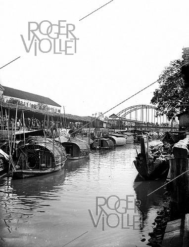Bangkok (Thaïlande). Convoi de riz sur un canal, vers 1900.