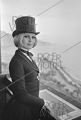 Brigitte Bardot (1934-2025), actrice et chanteuse française dans son costume en tube sur le tournage de du film "Shalako" d'Edward Dmytryk. Janvier 1968. Photographie de Bernard Hermann. Fonds France-Soir. Bibliothèque historique de la Ville de Paris.