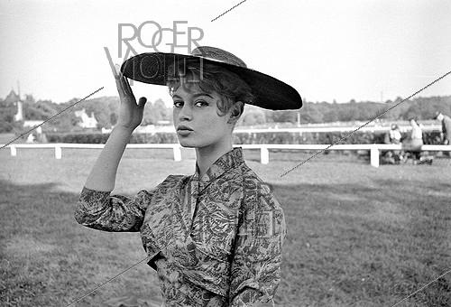 Brigitte Bardot (1934-2025), actrice française sur le tournage du film "La Mariée est trop belle" de Pierre Gaspard-Huit. France, 1956.