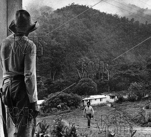 Cuba. Participants à la campagne nationale d'alphabétisation de 1960-1961. Aro de Guisa, Sierra Maestra. 1961.