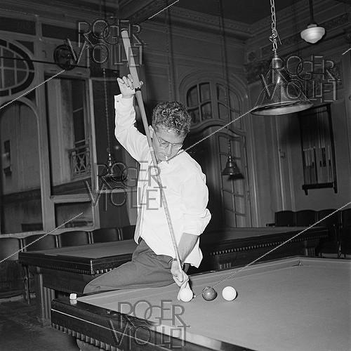 Darry Cowl (1925-2006), French actor, on August 24, 1955.