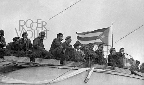 Discours de Fidel Castro avec Ernesto Guevara, Osvaldo Dorticos Torrado et Raúl Castro. Cuba, 1962.
