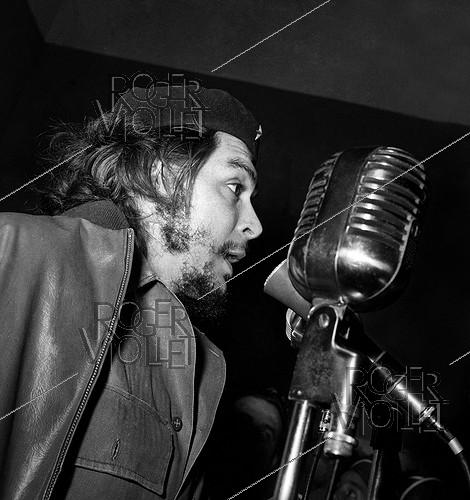 Ernesto Guevara (1928-1967), révolutionnaire cubain d'origine argentine, en discours devant une assemblée de la "Jeunesse Rebelle". Cuba, 1959.