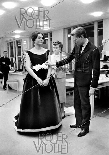 Farah Diba (née en 1938), impératrice d'Iran, chez Yves Saint Laurent (1936-2008), couturier français. Paris, novembre 1959.