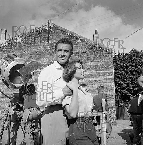 Françoise Arnoul (1931-2021), actrice française et Massimo Girotti (1918-2003), acteur italien sur le tournage du film "Asphalte" d'Hervé Bromberger (1918-1993). France, 8 septembre 1958.