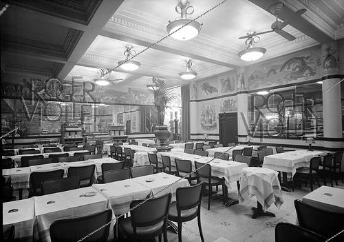 PARIS - L'INTERIEUR DE LA BRASSERIE AUX ARMES DE COLMAR