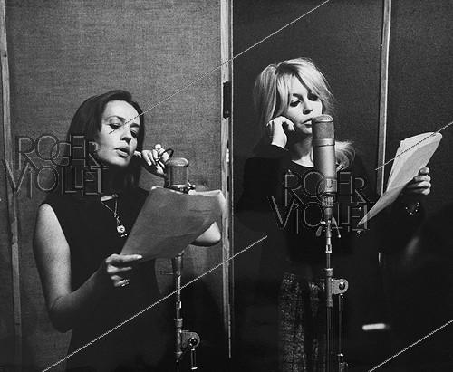 Jeanne Moreau (1928-2017) et Brigitte Bardot (1934-2025), actrices et chanteuses françaises, lors d'une séance de travail sur le film "Viva Maria!" de Louis Malle (1932-1995). Décembre 1964. Photographie d'André Grassart (né en 1935). Fonds France-Soir. Bibliothèque historique de la Ville de Paris.