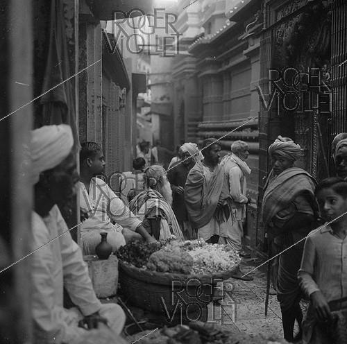Le bazar du temple d'or (ou temple de Visvanath). Bénarès (Uttar Pradesh, Inde). 1961.