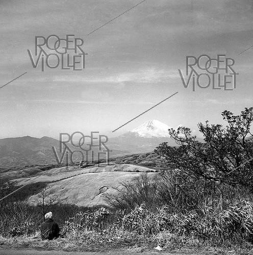Le Fuji-Yama, vue de la route d'Atami. Hakone (Japon), mars 1962.
