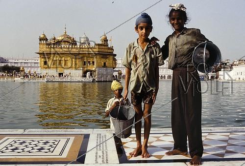 Le Temple d'Or (ou Harmandir Sahib). Amritsar (Inde), 1994.