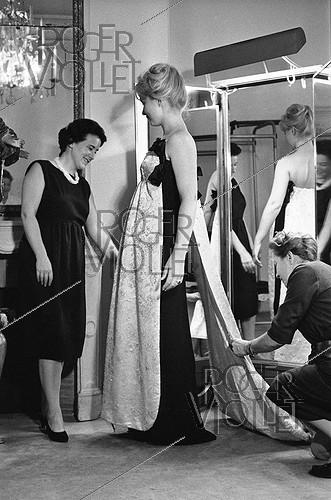 Marina Vlady (1938-2026), actrice française, dans les ateliers de la maison Balenciaga. Paris, 1959.