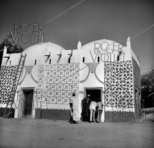 Niamey (Niger). Decorated house (mud walls). February 1973.