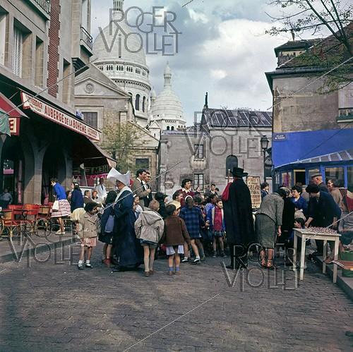 Painters and onlookers at the place du Tertre, in the district of Montmartre. Paris (18th arrondissement), 1960's.