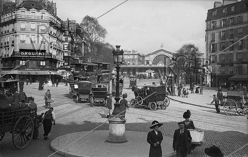 Paris (10e arr.). Le carrefour des boulevards Magenta et de Strasbourg avec la gare de l'Est. 1905-1910.
