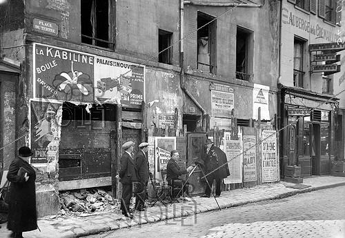 Paris (18th arrondissement), Montmartre. Painter on the place du Tertre, France, circa 1920.