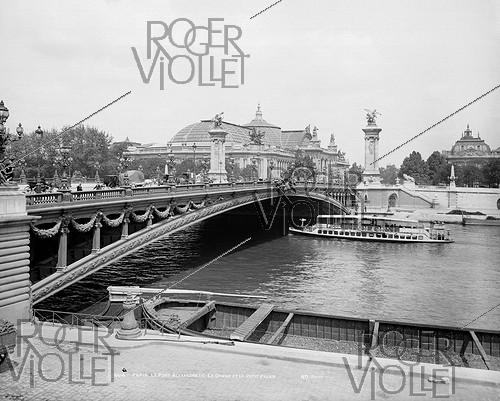 Paris (8th arrondissement). The pont Alexandre-III, the Grand and the Petit Palais (architect: Charles Girault).