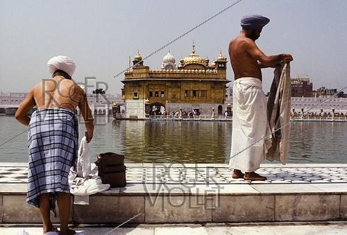 Pèlerins venants de se baigner dans le lac du Temple d'Or (ou Harmandir Sahib). Amritsar (Inde), 1994.