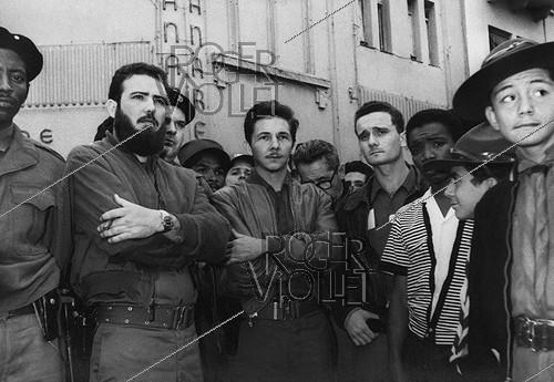 Raúl Castro (né en 1931), homme politique cubain, en visite, devant le cinéma Manzanares. Cuba, 1959.