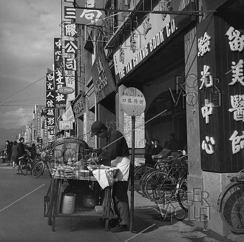 Rue commerçante avec cuisinier. Taipei (Taïwan), 1962.