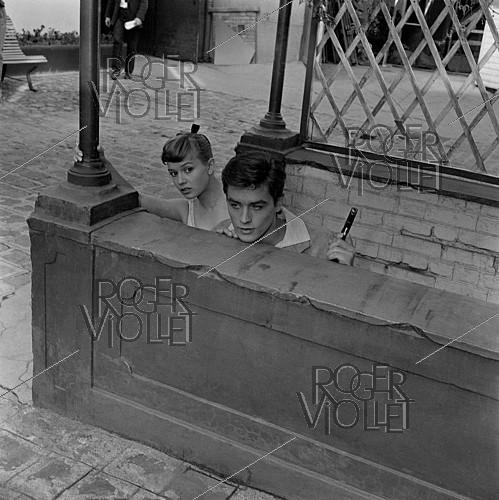 Shooting of "Quand la femme s'en mêle", film by Yves Allégret (1957), after a novel by Jean Amila (1956). Sophie Daumier and Alain Delon. France, on July 18, 1957.