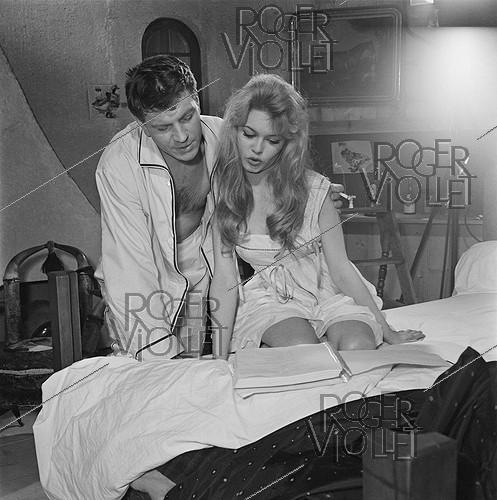 Shooting of "Une Parisienne", film by Michel Boisrond (1957). Brigitte Bardot and Henri Vidal. France, on March 28, 1957.