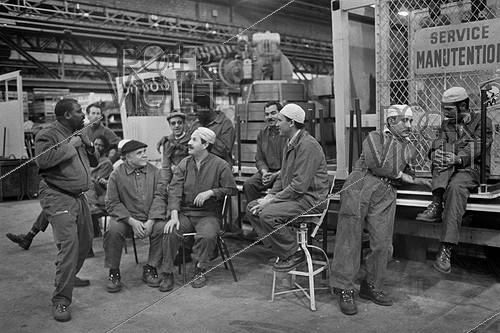Travailleurs immigrés d'origine algérienne et africaine à l'usine Renault. Boulogne-Billancourt (Hauts-de-Seine), années 1980.
