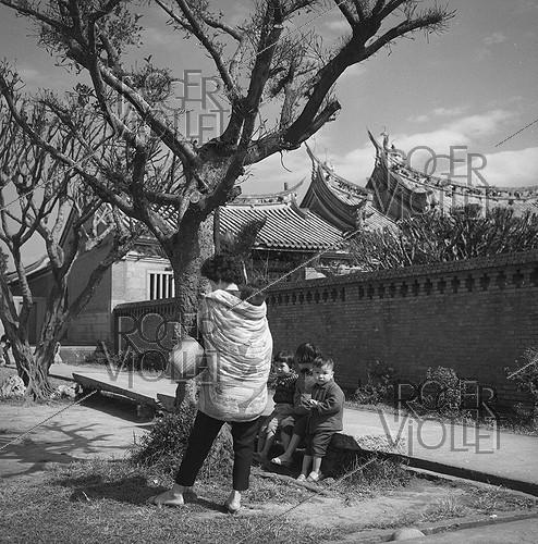 Une mère avec son enfant. Taipei (Taiwan), 1962.