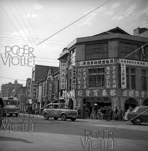 Une rue commerçante. Taipei (Taiwan), 1962.