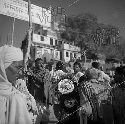 Vendeur d'éventails. Bénarès (Inde), 1961.