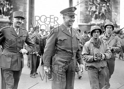 World War II. Dwight David Eisenhower (1890-1969), General in the United States Army, and Marie-Pierre Koenig (1898-1970), French General, at the Arc de Triomphe. Paris, September 1944.