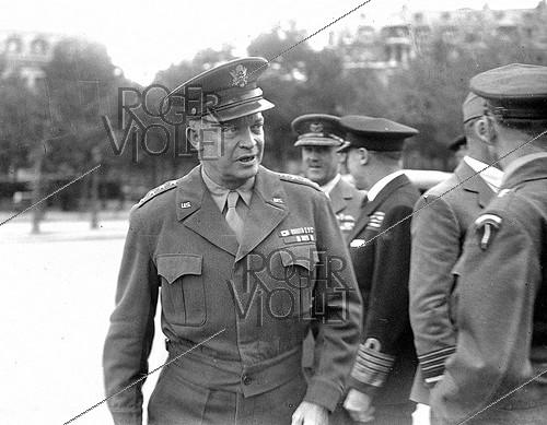 World War II. Dwight David Eisenhower (1890-1969), General in the United States Army, at the Arc de Triomphe. Paris, September 1944.