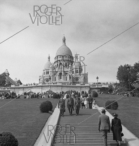 World War II. German soldiers on leave going down the stairs of the Sacré-Cœur. Paris (18th arrondissement), 1941. Photograph by ndré Zucca (1897-1973). Bibliothèque historique de la Ville de Paris.
