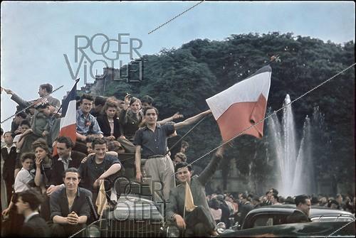 World War II. Joyous crowd celebrating the Liberation of Paris on the Champs-Elysées, Paris. Photograph by André Zucca (1897-1973). Bibliothèque historique de la Ville de Paris.