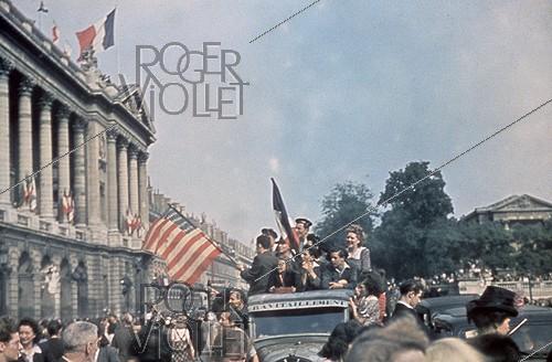 World War II. Joyous crowd celebrating the Liberation of Paris, place de la Concorde. Paris. Photograph by André Zucca (1897-1973). Bibliothèque historique de la Ville de Paris.