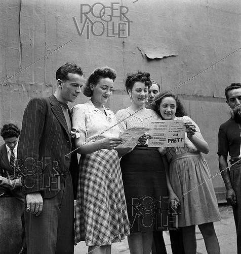 World War II. Liberation of Paris. Beginning of the Parisian insurrection. Distribution of leaflets announcing the publication of the first Free France newspaper. Paris (2nd arrondissement), Rue du Mail, August 21, 1944. Photograph by Jean Roubier (1896-1981).