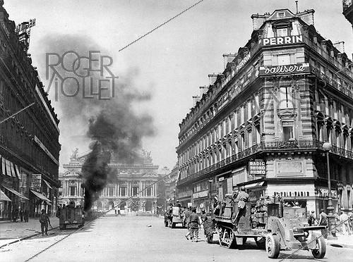 World War II. Liberation of Paris. Capture of the Kommandantur, place de l'Opéra. Tanks of the 2nd Armored Division which took part in the fight, on August 25, 1944.
