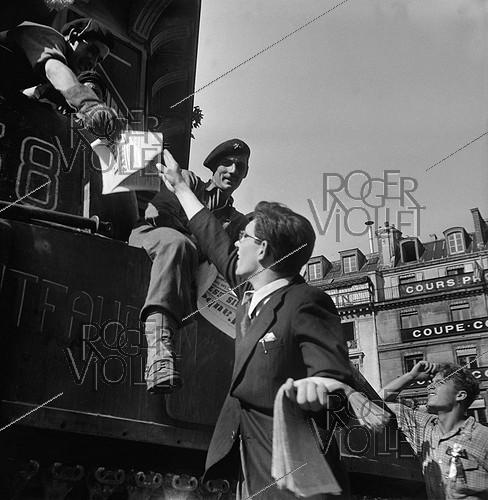 World War II. Liberation of Paris. Distribution of the newspaper "L'Aube", place de l'Hôtel de Ville, August 25, 1944.