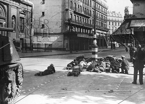World War II. Liberation of Paris. Fight during the uprising at the corner of the rue Dupetit-Thouars and the rue du Temple, in front of Sainte-Elisabeth church. On the left : a Sherman tank from 2nd Armored Division commanded by General Leclerc. Paris (3rd arrondissement), on August 25, 1944.