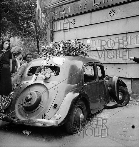 World War II. Liberation of Paris. Flowers put on a car of the French Forces of the Interior, whose occupants have been killed, carrefour La Fayette-Magenta. August 19-20, 1944.