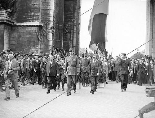World War II. Liberation of Paris, on August 26, 1944. General Charles de Gaulle, André Le Troquer, Generals Marie Pierre Koenig and Philippe-Marie Leclerc. On the left: Alexandre Parodi. On the right: Georges Bidault leaving the Arc de Triomphe.