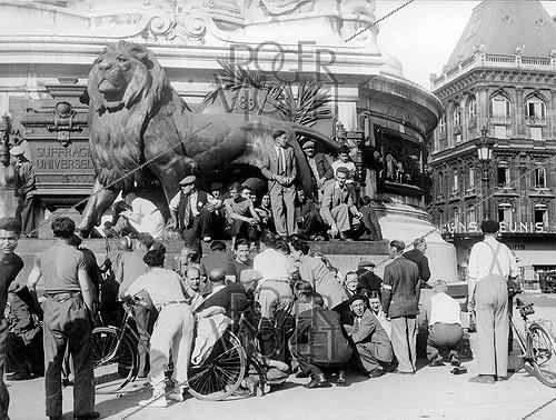 World War II. Liberation of Paris. Parisians taking shelter during a shooting place de la République, on August 25, 1944.