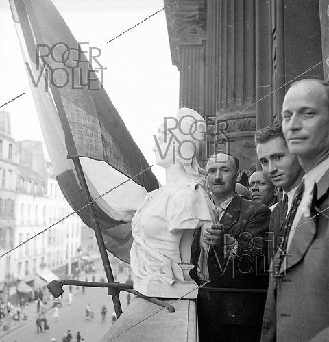 World War II. Liberation of Paris. Staff of the town hall of the Xth arrondissement presenting a bust of Marianne to the crowd, August 1944.