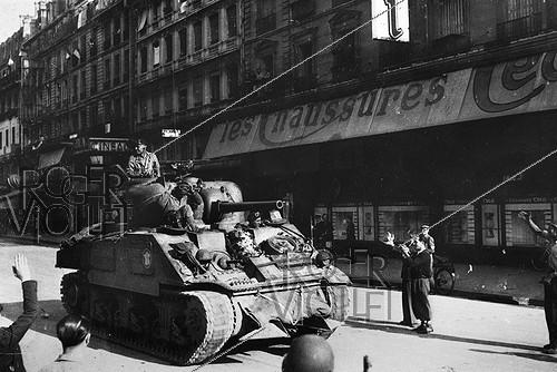 World War II. Liberation of Paris. Tank from the 2nd Armored Division commanded by General Leclerc, rue de Rivoli, up to the place de l'Hôtel-de-Ville, August 1944.