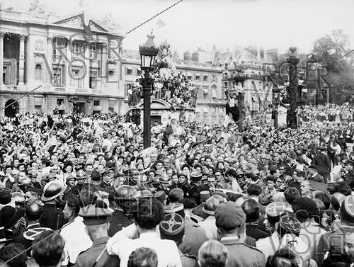 World War II. Liberation of Paris. The crowd acclaiming the general de Gaulle on the place de la Concorde. August 26, 1944.