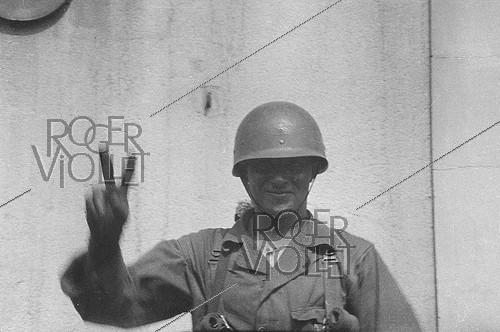 World War II. Soldier from the 2nd Armored Division commanded by General Leclerc, making the sign of the victory. Paris, August 1944.