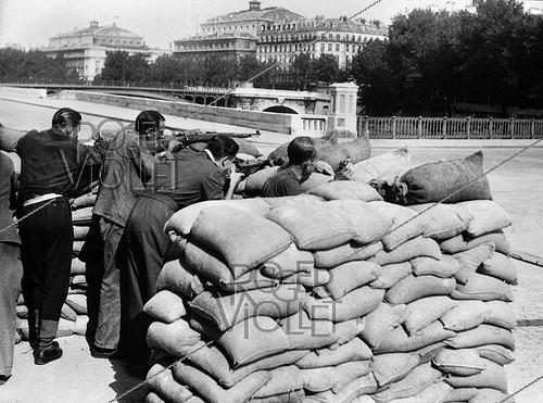 World War II. Uprising of Paris. F.F.I. (French Forces of the Interior), at one end of the pont d'Arcole, on August 25, 1944.